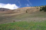 On continue de monter, avec devant nous, le col de Parchet au centre et la Pointe de Pétalouse à droite.