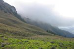 Je coupe à travers champ pour prendre le chemin en direction du col de Rebollion, on passe sous le Roc de Rionda