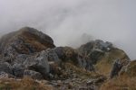 Depuis la croix, vue plongeante sur la cabane. On se rend mieux compte du peu d'espace !