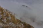 Ca descend toujours fort, le sommet du Château d'Oche émerge de la brume