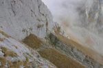 Le chemin descend toujours bien et va passer par ces rochers. Passage délicat et exposé du parcours, équipé de chaines. J'ai trouvé ce passage plus délicat que le chemin montant à la cabane