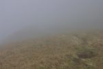 On est au col de Planchamp (1996m), on n'y voit plus tellement. En croisant une personne, j'ai pu  apprendre qu'il y avait un chemin rejoignant La Planche. Chemin pourri il parait !