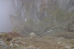 On arrive en haut d'un couloir et la photo restitue assez bien la pente. J'ai commencé par descendre dans le couloir et le terrain humide et meuble rendait ma progression fort délicate. Je suis donc remonté pour descendre le long de la crête de gauche là où la terre est foncée. La sente part ensuite sur la gauche.