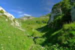 Le chemin officiel part plus loin à droite, mais nous allons couper dans la jolie combe à droite, hors photo