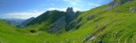 Col d'Ugeon et sa mare. On poursuit par le chemin à droite. Dent du Vélan bien en vue. Retour en France