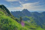 Au centre haut, Château et Dent d'Oche. Le lac de Neuteu où nous allons passer