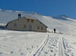 On passe devant Tremetta, 1472m. On voit les traces qui partent presque droit puis sur la droite, gelées ce jour et donc accroche faible.