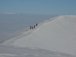 Un groupe de skieur poursuit le long de la crête, vers le Moléson lui-même. De notre coté, nous sommes restés sur notre petit sommet.