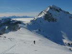 On retrouve le col du haut de la combe, avec une fine couche de neige poudreuse sur un fond gelé, on n'ose pas se lâcher !