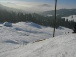 On rejoint les hauts de La Pudze, c'est tellement tracée que c'est devenu une piste de ski ! On va partir le plus loin vers la forêt, au centre de la photo.