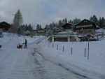 Départ depuis La St-Cergue au dessus de St-Cergue, on s'est arrêté au parking inférieur mais on peut encore monter plus haut. Denneigement de la route. Pour nous, on part sur la gauche de la photo (on continue le long de la route). Pour ce dimanche, toutes les places du petit parc étaient prises.