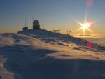 La Dôle (1677.2m), son radar pour les avions (la boule), son téléski à droite et l'arrivée du téléphérique pour les scientifiques à gauche