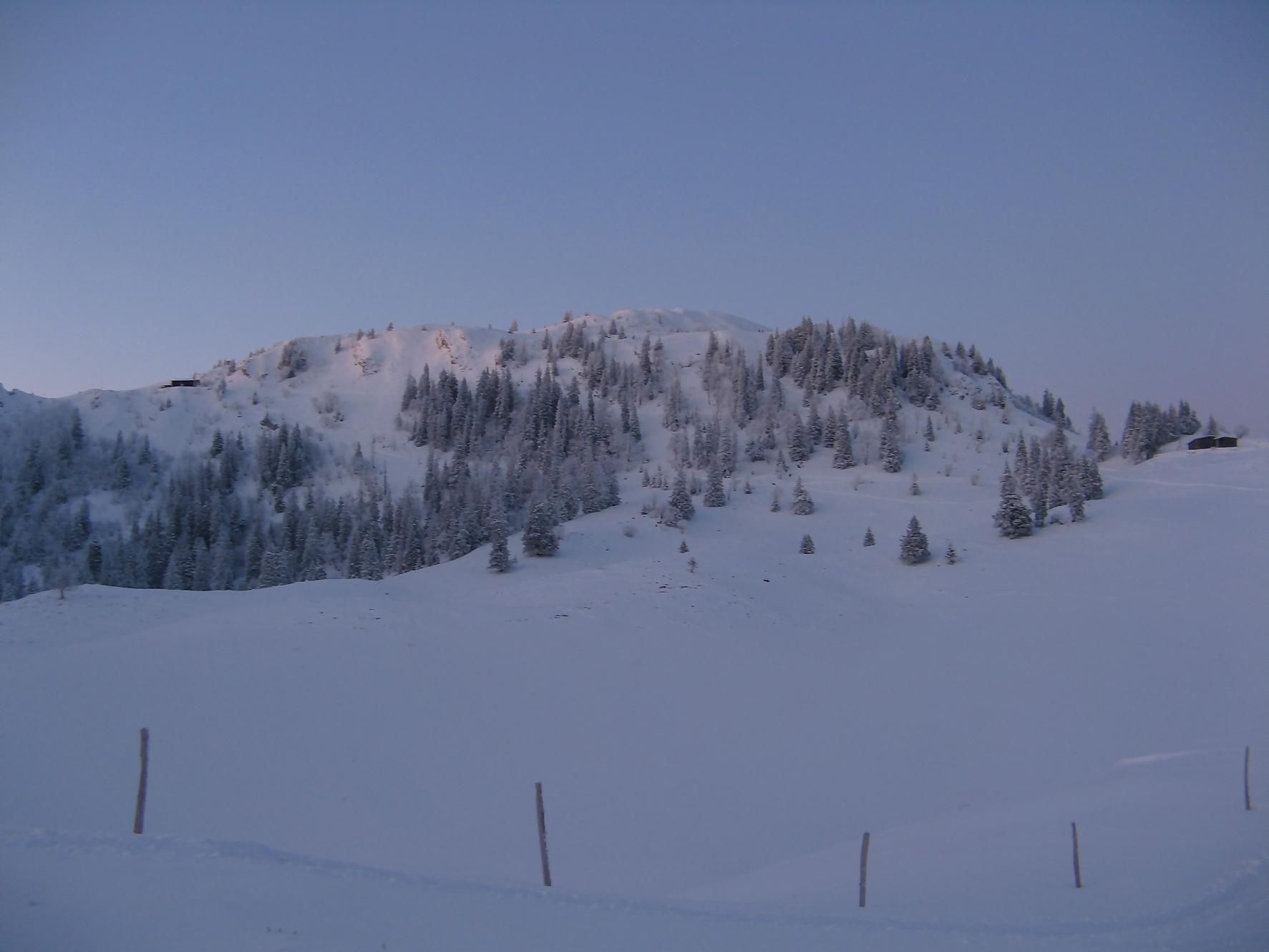 Sur la gauche, la cabane du ski-club de Nyon, la Pointe de Poëlle Chaud et le Chalet des Apprentis