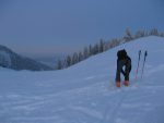 On arrive au col, reste à descendre dans une neige poudreuse mais toujours sans fond. Un peu moins de cailloux dans ce vallon !