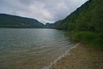 Pour voir le lac, il faut sortir du sentier, et aller vers la berge. Vue vers le Mont Orzière