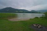 Vue sur le lac, avec un plongeur au milieu