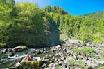 Et on arrive au Saut du Doubs, la chute est au centre de la photo