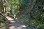 Le chemin est taillé dans la roche