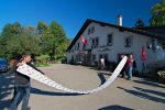 On passe de la solitude à la foule. Le restaurant des Roches de Moron (1076m) dont la carte des glaces fait fureur (12m de long, record Suisse il parait) !