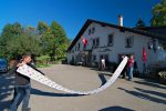 On passe de la solitude à la foule. Le restaurant des Roches de Moron (1076m) dont la carte des glaces fait fureur (12m de long, record Suisse il parait) !