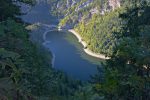 Une trouée permet de voir le lac de Moron, en direction du Saut du Doubs