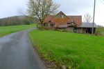 Une ferme en partie en ruine, mais habitée