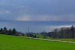 Vue sur le lacc Léman depuis La Tuilière. Il pleut au loin