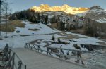 On traverse ce pont où nous pouvons mettre les skis après. Le Dolent au fond.