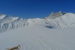 Pente toujours douce, mais à 2500m, la neige disparaît aussi