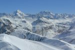 Au centre de la photo, l'Arête des Planfins, chemin de La Dotse