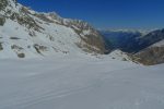 La pente devient douce, neige compacte soufflée