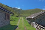 Depuis cette ferme, on part tout droit pour La Vuardette, visible sur la droite. Ensuite on empruntera le chemin au centre de la photo.