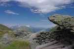 Un hélicoptère a fait plusieurs aller-retour pour amener du matériel à l'abri sous le sommet de la Vuardette 2463m