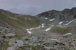 On suit les cailloux et névés pour remonter au col du P3032 sur la gauche du Mont Rogneux.