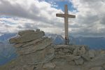 La croix du sommet du Mont-Rogneux avec à sa base un mémorial