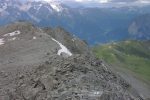 Et je quitte le sommet par la même crête. A droite dans la partie herbeuse, on voit la cabane de Mille notre prochaine point de passage.