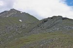 Vue arrière sur le Mont Rogneux avec un abri planté sur son rocher. sous le P2612