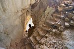 Le chemin descend dans la grotte principale