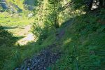 Passage sécurisé par un cable. Le sentier est rongé par l'érosion. Terrain gras en plus.
