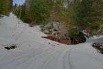 Le raccourci du chemin d'été à gauche. Vu la neige je poursuis par la route. Par contre j'y descendrai.
