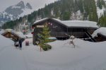 Le restaurant de Tanay et Les Jumelles au fond.