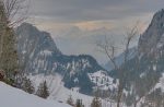 Une trouée permet de voir le massif des Muvérans, que les nuages cachent presque !