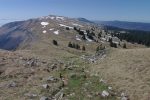 Chemin confortable, au fond le Colomby de Gex et ses névés