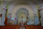 L'intérieur délabré de l'église