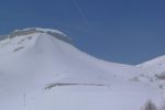 Deux personnes montent par le col à droite. Une autre (hors photo) est montée par l'arête sous le massif rocheux puis sur ce massif