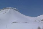 Deux personnes montent par le col à droite. Une autre (hors photo) est montée par l'arête sous le massif rocheux puis sur ce massif