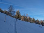 On monte dans des traces gelées et que je trouve étroite, pourtant mes skis ne sont pas larges !