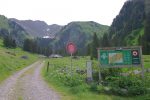 Départ depuis Les Baudes, 1306m, un large parking est à disposition. Nous rentrons dans une réserve et donc les chiens y sont interdits. Le Vanil Noir est en face de nous, mais on va partir visiter le pays avant de le rejoindre.