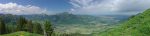 Après un "je coupe droit en haut", j'arrive sur la crête montant aux Merlas. Il a fallu bien se baisser pour passer les fils barbelés ... ce qui était inutile car le chemin les recoupe plus loin. Vue panoramique sur la vallée de laSarine avec Bulle à droite