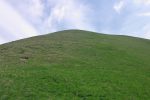 On devine la croix du sommet à droite, mais par contre le chemin devient de moins en moins visible. Je finirai en hors piste, droit en haut.